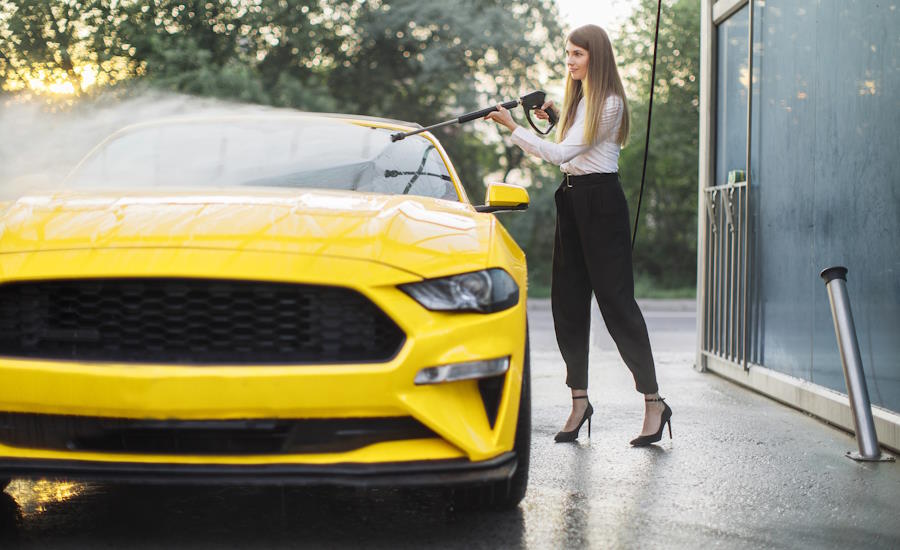 sportig Ford Mustang som klär sig utomordentligt snyggt i gul färg visst håller ni med