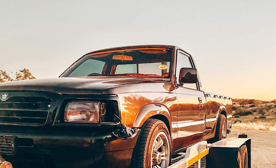 pickup truck på biltrailer redo att transporteras